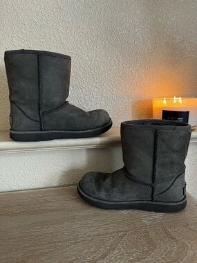 UGG Big Girls Size 3 Classic Ugg Boots